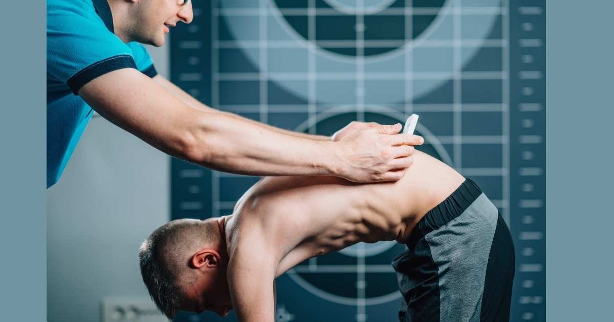 Imagem mostrando um Fisioterapeuta fazendo uma triagem escolar e avaliando a coluna vertebral de um adolescente com escoliose idiopática no EscolioBlog