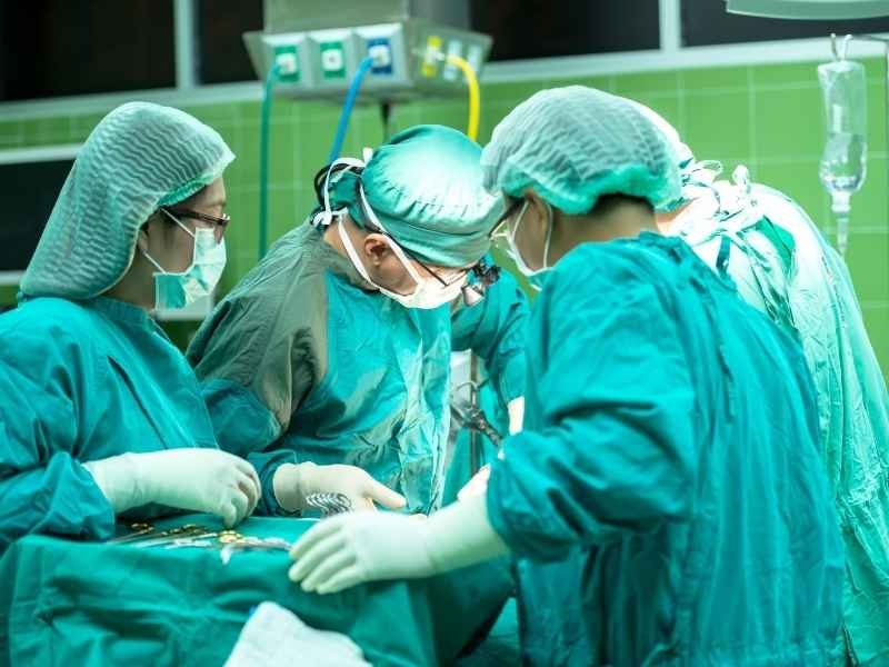 Profissionais médicos fazendo uma cirurgia de escoliose