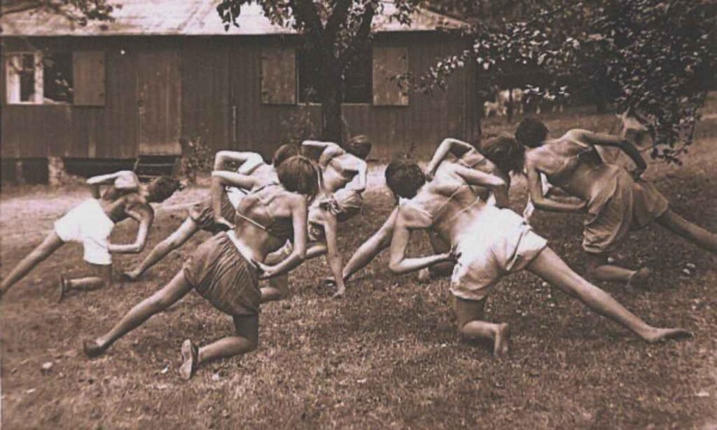 Mulheres realizando exercício para escoliose com o método Schroth